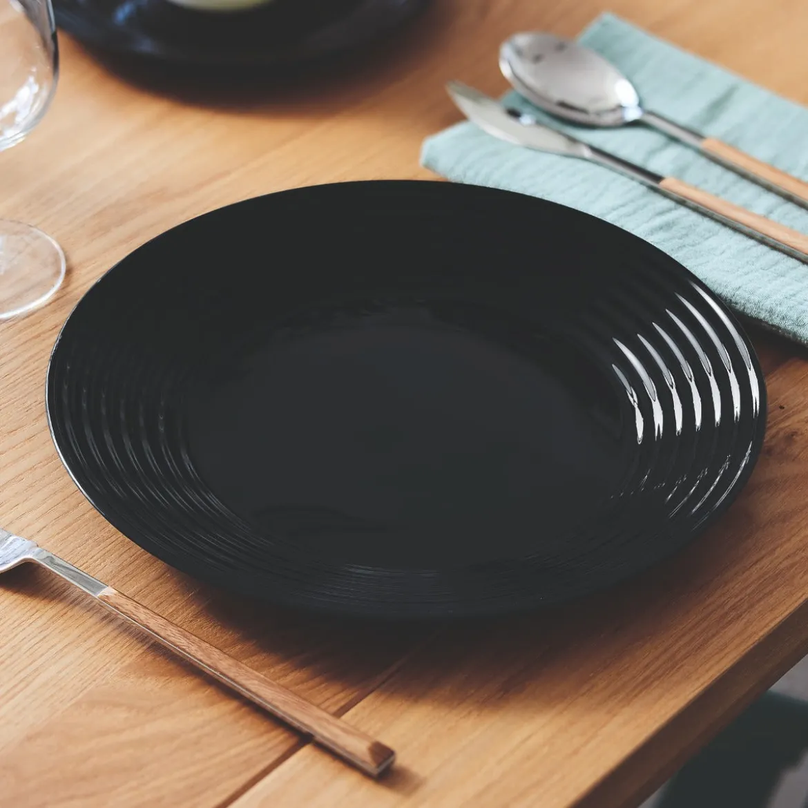 Assiette creuse noire 23 cm Harena